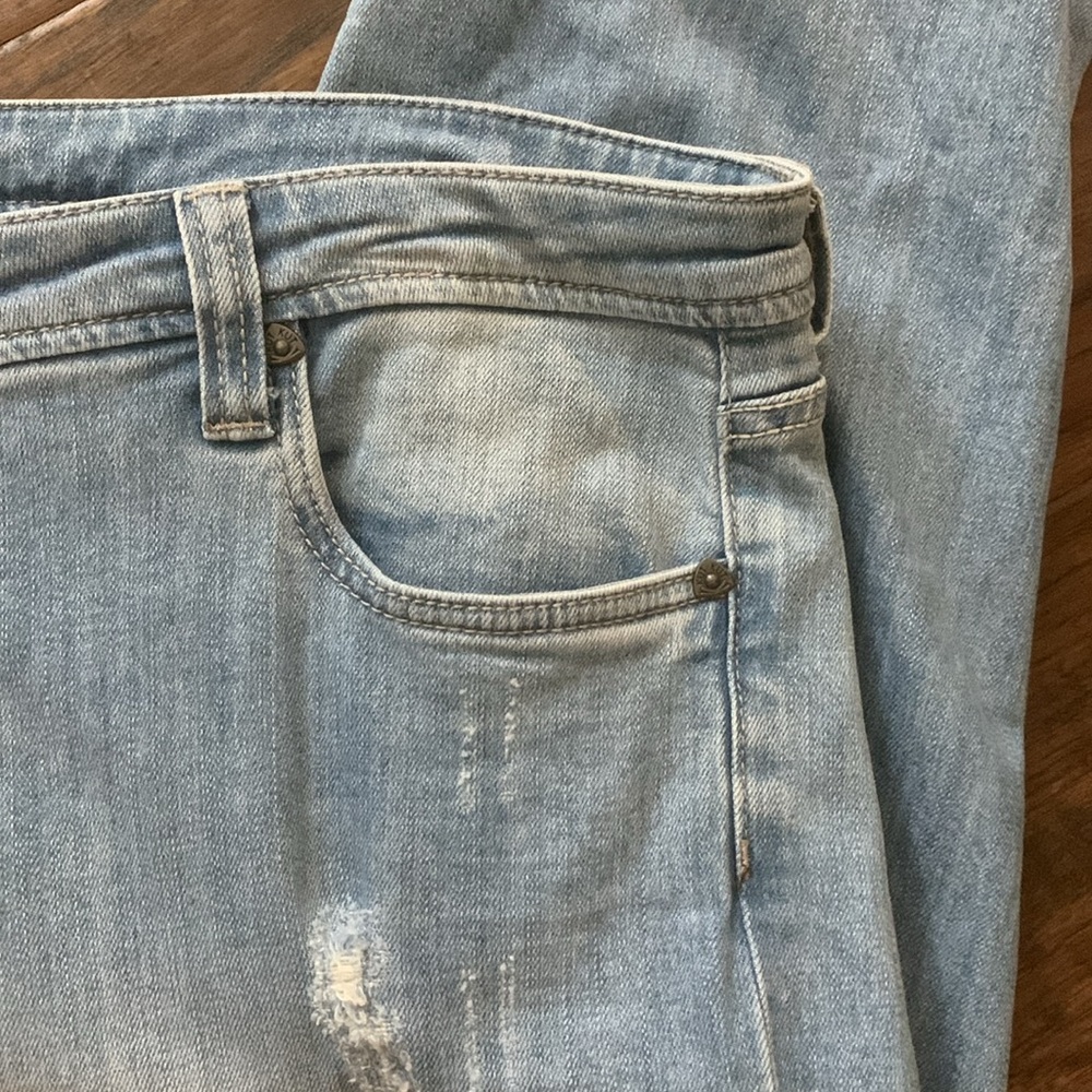 NWOT.  Light wash slouchy boyfriend cut distressed jeans with rolled cuffs. - Picture 6 of 15